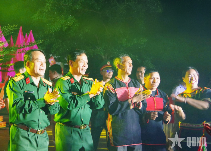 Đêm giao lưu thắm tình quân dân ở Ea Drông.