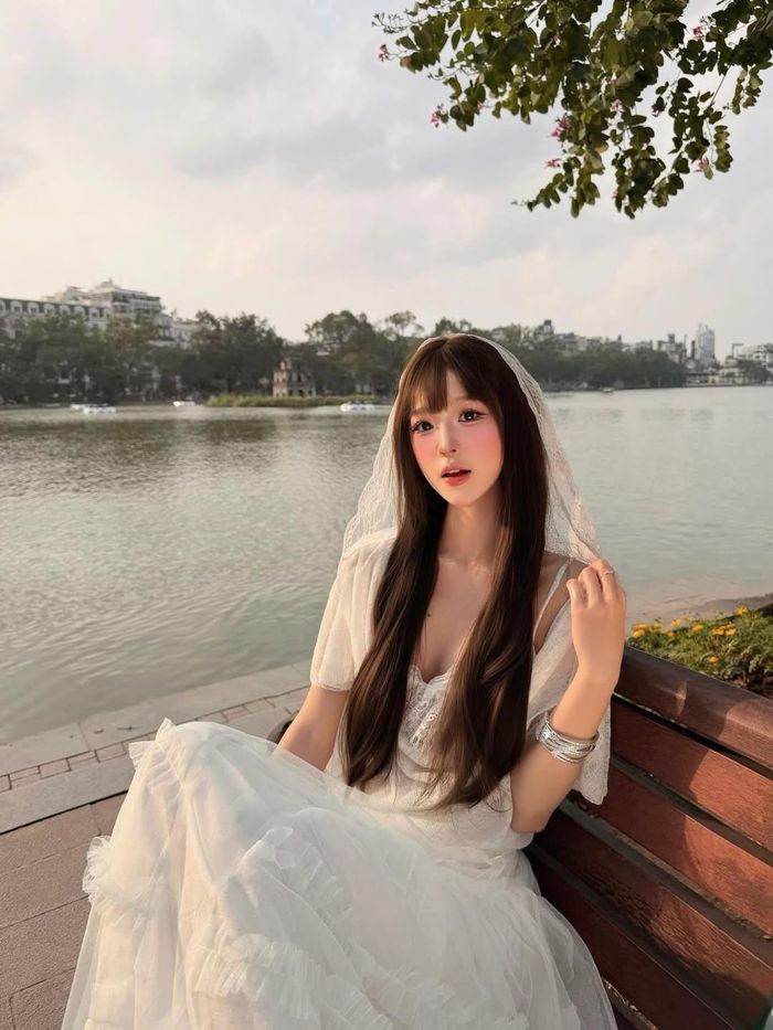 Sự kết hợp tinh tế giữa vẻ đẹp hiện đại và giá trị truyền thống đã giúp cô nàng ghi điểm tuyệt đối trong lòng người hâm mộ những ngày cuối năm. (Ảnh: IGNV)