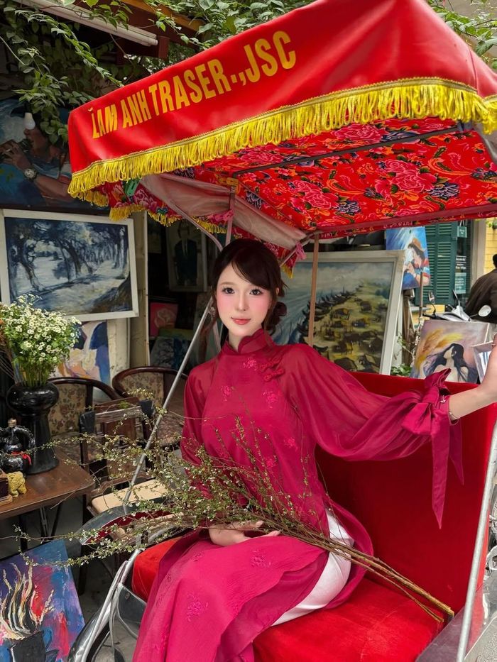Lối trang điểm tông hồng đào trong trẻo, nhấn vào đôi mắt to tròn và đôi môi căng mọng càng làm tôn lên những đường nét thanh tú của nàng hot girl. Nhiều người hâm mộ đã không ngớt lời khen ngợi, ví cô nàng như một "búp bê sống" bước ra từ tranh vẽ. (Ảnh: IGNV)