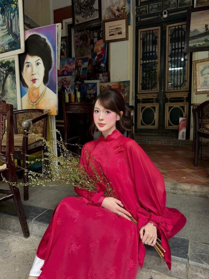 Wyn Anh chọn cho mình bộ áo dài mang sắc đỏ rực rỡ - biểu tượng của sự may mắn và thịnh vượng trong dịp Tết đến xuân về. (Ảnh: IGNV)
