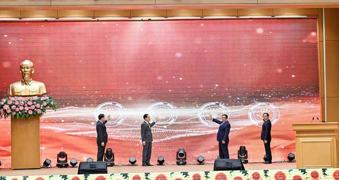 Thủ tướng Chính phủ Phạm Minh Chính, Phó Thủ tướng Chính phủ Bùi Thanh Sơn, Bộ trưởng Bộ Ngoại giao Lê Hoài Trung và Chủ nhiệm Ủy ban Quốc phòng, An ninh và Đối ngoại của Quốc hội Lê Tấn Tới bấm nút khai trương Cơ sở dữ liệu quốc gia về điều ước quốc tế. (Ảnh: Nguyễn Hồng)