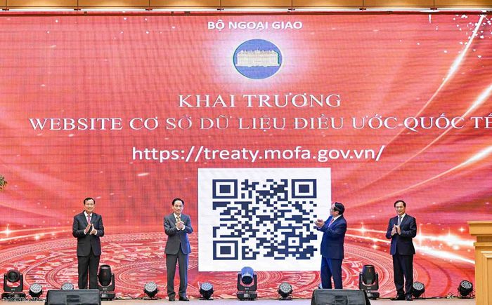 Ra mắt đường link và mã QR website của Cơ sở dữ liệu quốc gia về điều ước quốc tế. (Ảnh: Nguyễn Hồng)