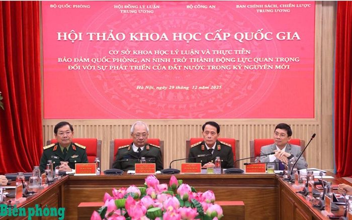 Đoàn Chủ tịch chủ trì hội thảo. Ảnh: Hồng Pha