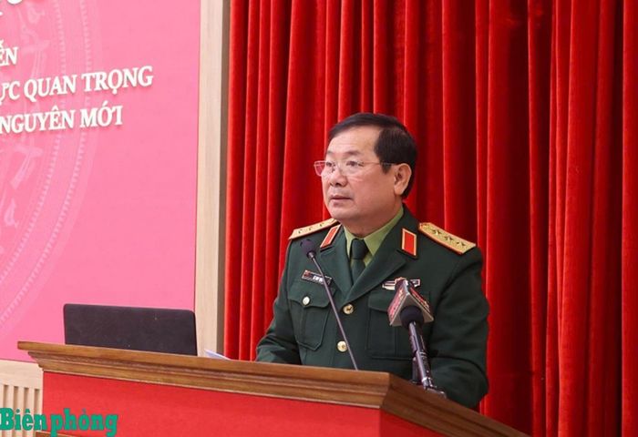 Thượng tướng, Tiến sĩ Lê Huy Vịnh, Ủy viên Trung ương Đảng, ủy viên Quân ủy Trung ương, Thứ trưởng Bộ Quốc phòng phát biểu tại hội thảo. Ảnh: Hồng Pha