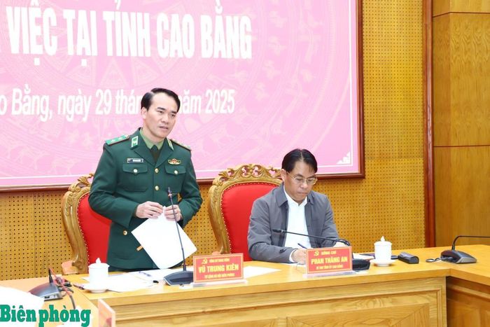 Trung tướng Vũ Trung Kiên, Phó Bí thư Đảng ủy, Tư lệnh Bộ đội Biên phòng phát biểu tại buổi làm việc. Ảnh: Trần Đức