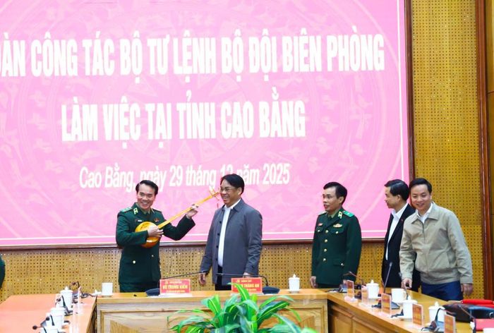 Bí thư Tỉnh ủy Cao Bằng Phan Thăng An trao quà lưu niệm của Tỉnh ủy Cao Bằng tặng Trung tướng Vũ Trung Kiên. Ảnh: Trần Đức