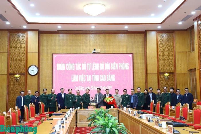 Trung tướng Vũ Trung Kiên trao quà của Đảng ủy, Bộ Tư lệnh Bộ đội Biên phòng tặng Tỉnh ủy Cao Bằng. Ảnh: Trần Đức