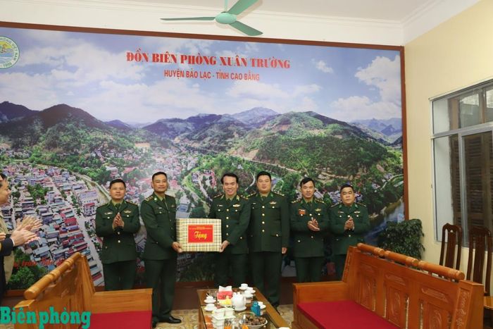 Trung tướng Vũ Trung Kiên tặng quà cán bộ, chiến sĩ Đồn Biên phòng Xuân Trường, Ban Chỉ huy Bộ đội Biên phòng tỉnh Cao Bằng. Ảnh: Trần Đức
