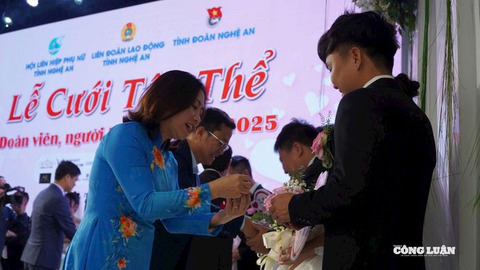 Ban Tổ chức trao nhẫn cưới cho 11 cặp đôi, biểu tượng của sự gắn kết bền lâu và lời hẹn ước trăm năm. Ảnh: Kim Long