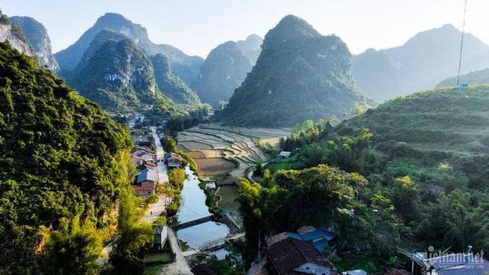 Ngôi làng cổ bình yên nằm gần thác Bản Giốc