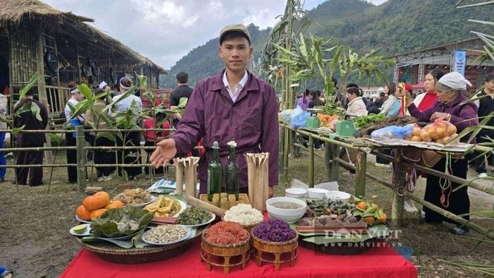 Mâm cỗ Mường với những món ăn đặc sắc được chế biến từ sản vật phong phú riêng biệt của vùng cao Vân Sơn.