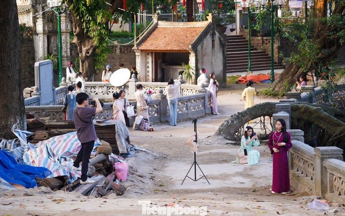 Không gian rêu phong tại đền là phông nền lý tưởng cho những bộ ảnh áo dài hoài niệm.