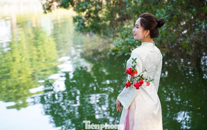 Giếng Bán Nguyệt là một trong những góc chụp được các bạn trẻ yêu thích nhất.