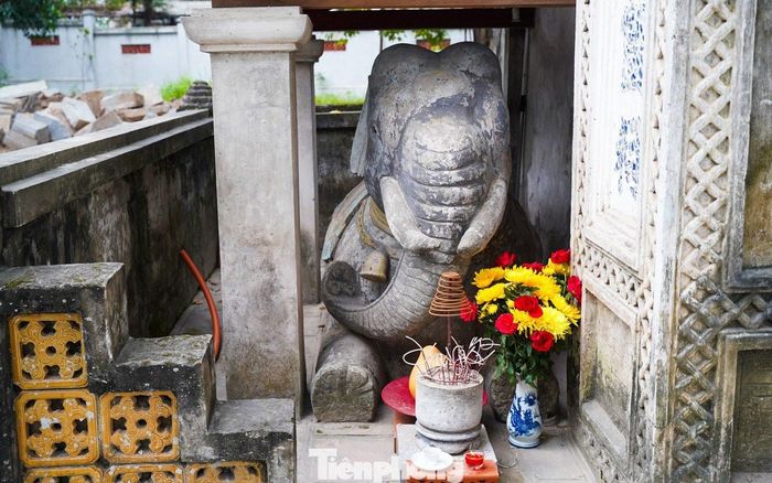 Ngôi đền mang đậm dấu ấn kiến trúc truyền thống với vẻ ngoài trầm mặc theo thời gian.