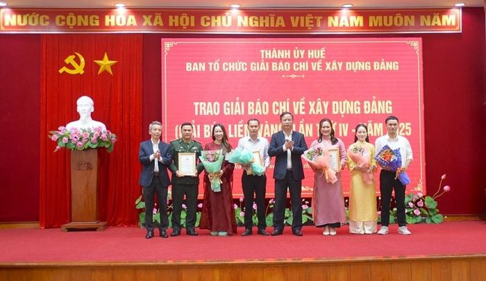 Các tác giả đạt giải A Giải báo chí về xây dựng Đảng thành phố Huế lần thứ IV - năm 2025. (Ảnh: Huế ngày nay)