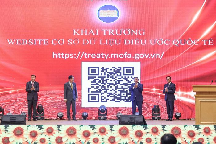 Thủ tướng Chính phủ Phạm Minh Chính, Phó Thủ tướng Chính phủ Bùi Thanh Sơn và đại diện lãnh đạo các bộ, ngành thực hiện nghi thức khai trương Cơ sở dữ liệu về Điều ước quốc tế do Bộ Ngoại giao xây dựng, quản lý.