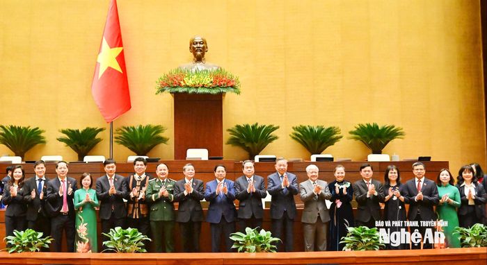 Tổng Bí thư Tô Lâm và các đồng chí lãnh đạo Đảng, Nhà nước chụp ảnh lưu niệm với Đoàn ĐBQH tỉnh Nghệ An tại phiên bế mạc Kỳ họp thứ 10, Quốc hội khóa XV. Ảnh: Nam An