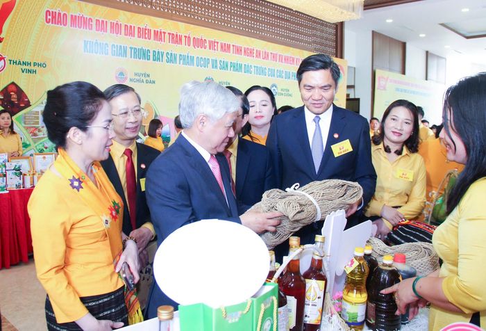 Đồng chí Đỗ Văn Chiến - Ủy viên Bộ Chính trị, Phó Bí thư Thường trực Đảng ủy Quốc hội, Phó Chủ tịch Quốc hội và các đồng chí lãnh đạo tỉnh Nghệ An thăm gian trưng bày tại Đại hội MTTQ Việt Nam tỉnh Nghệ An. Ảnh: Mai Hoa