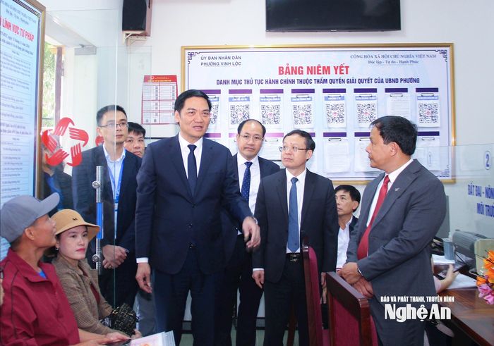 Đồng chí Hoàng Nghĩa Hiếu - Phó Bí thư Thường trực Tỉnh ủy, Chủ tịch HĐND tỉnh trao đổi với cán bộ, công chức tại phường Vinh Lộc về tập trung, tạo mọi điều kiện phục vụ tốt Nhân dân trong giải quyết thủ tục hành chính. Ảnh: Mai Hoa