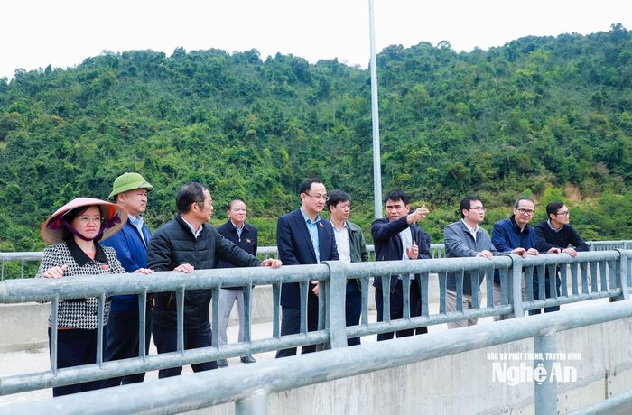 Đồng chí Thái Thị An Chung - Ủy viên Ban Chấp hành Đảng bộ tỉnh, Phó trưởng Đoàn chuyên trách Đoàn ĐBQH tỉnh tham gia đoàn của Ủy ban Khoa học, Công nghệ và Môi trường của Quốc hội khảo sát tại Dự án Hồ chứa nước Bản Mồng. Ảnh: Thành Duy