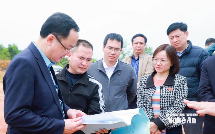 Đồng chí Thái Thị An Chung - Ủy viên Ban Chấp hành Đảng bộ tỉnh, Phó trưởng Đoàn chuyên trách Đoàn ĐBQH tỉnh tham gia đoàn của Ủy ban Khoa học, Công nghệ và Môi trường của Quốc hội khảo sát tại Dự án Hồ chứa nước Bản Mồng. Ảnh: Thành Duy