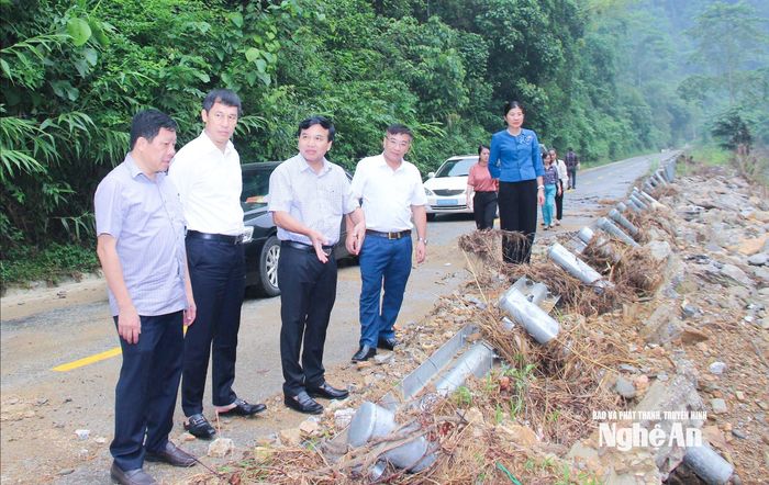 Đoàn giám sát HĐND tỉnh giám sát việc giải quyết kiến nghị của cử tri tại xã Con Cuông. Ảnh: Mai Hoa