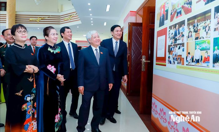 Đồng chí Đỗ Văn Chiến - Ủy viên Bộ Chính trị, Phó Bí thư Thường trực Đảng ủy Quốc hội, Phó Chủ tịch Thường trực Quốc hội và các đồng chí lãnh đạo tỉnh xem triển lãm bên lề chương trình. Ảnh: Thành Duy