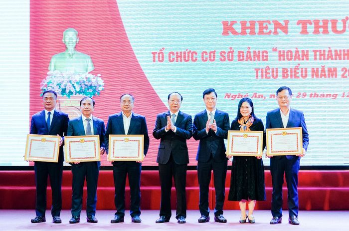 Trao Giấy khen cho 5 tổ chức cơ sở Đảng "Hoàn thành xuất sắc nhiệm vụ" tiêu biểu năm 2025. Ảnh: Phạm Bằng