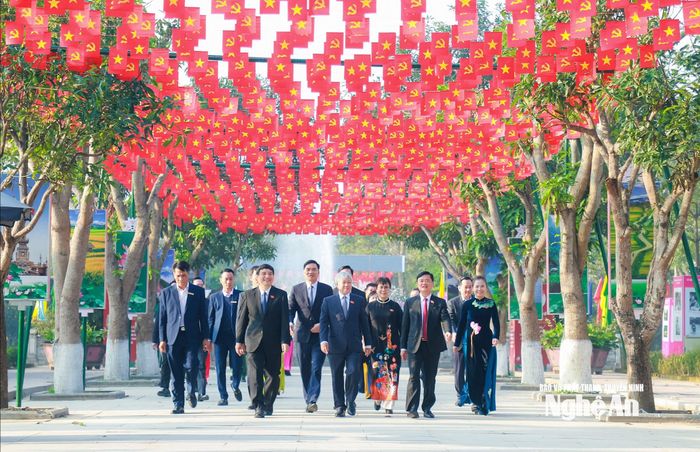 Đồng chí Đỗ Văn Chiến - Ủy viên Bộ chính trị, Phó Bí thư Thường trực Đảng ủy Quốc hội, Phó Chủ tịch Thường trực Quốc hội về dâng hoa, dâng hương tưởng niệm Chủ tịch Hồ Chí Minh tại Khu Di tích quốc gia đặc biệt Kim Liên. Ảnh: Thành Duy