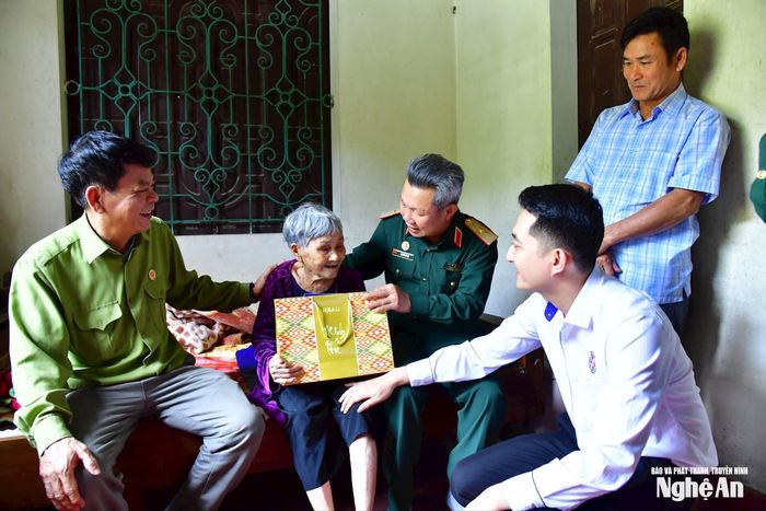 Hội Cựu Chiến binh tỉnh Nghệ An thăm, tặng quà Mẹ Việt Nam Anh hùng. Ảnh tư liệu: Trọng Kiên