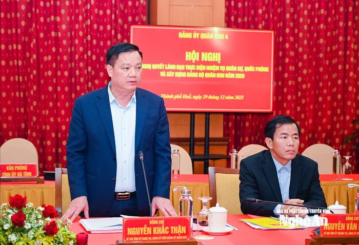 Đồng chí Nguyễn Khắc Thận - Bí thư Tỉnh ủy Nghệ An phát biểu tại hội nghị. Ảnh: Trần Dũng