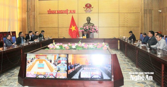 Phó Chủ tịch UBND tỉnh Nguyễn Văn Đệ chủ trì điểm cầu tại Nghệ An. Ảnh: T.H