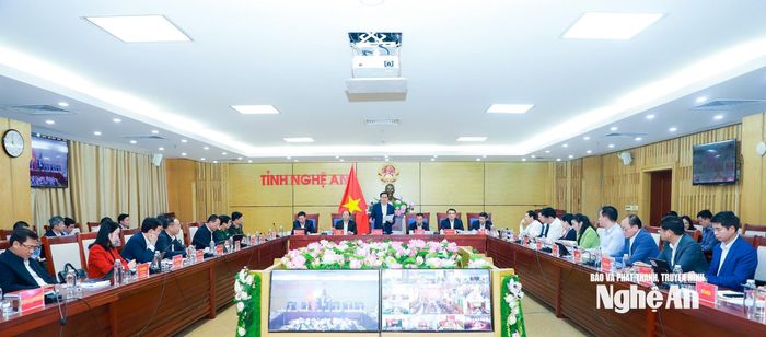 Quang cảnh phiên họp thường kỳ tháng 12/2025 của UBND tỉnh Nghệ An được tổ chức theo hình thức trực tiếp, kết hợp trực tuyến đến 130 xã, phường. Ảnh: Thành Duy