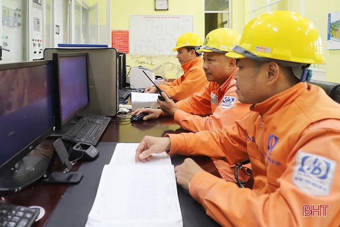  Lãnh đạo Nhà máy thủy điện Hố Hô kiểm tra thông số vận hành từng thiết bị. 