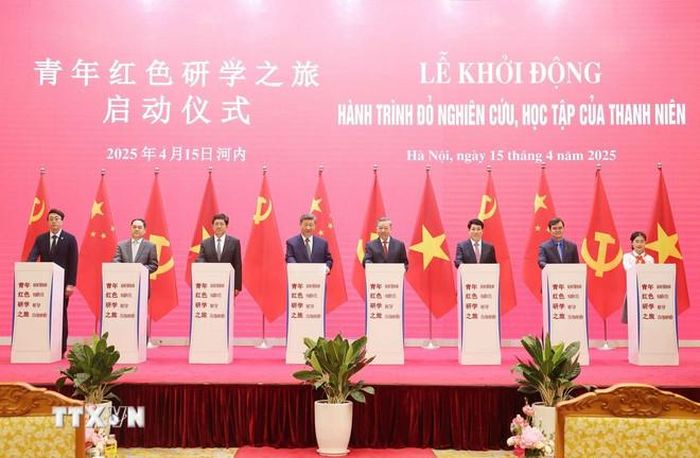  Tổng Bí thư Tô Lâm, Chủ tịch nước Lương Cường cùng Tổng Bí thư, Chủ tịch nước Trung Quốc Tập Cận Bình và các đại biểu thực hiện nghi thức khởi động Hành trình đỏ nghiên cứu, học tập của thanh niên. (Ảnh: Thống Nhất/TTXVN) 