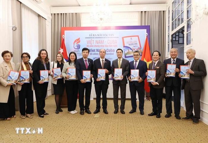  Các đại biểu tại Lễ ra mắt Đặc san Việt Nam-Cuba 65 năm chung nhịp đập hữu nghị. (Ảnh: An Đăng/TTXVN) 