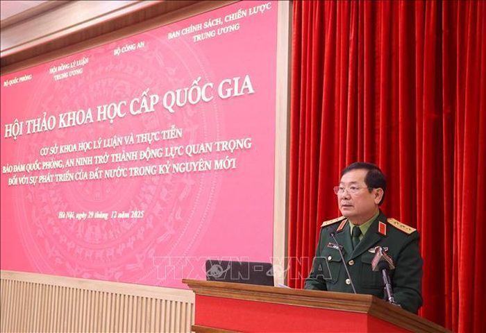 Thượng tướng, TS Lê Huy Vịnh, Ủy viên Trung ương Đảng, Ủy viên Quân ủy Trung ương, Thứ trưởng Bộ Quốc phòng phát biểu đề dẫn Hội thảo. Ảnh: Văn Điệp/TTXVN