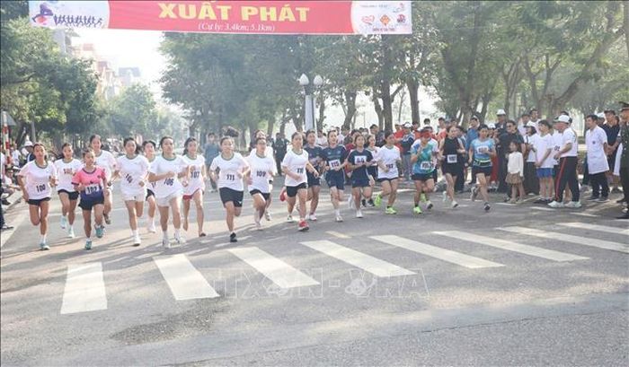 Các vận động viên tham gia giải việt dã Báo và Phát thanh, Truyền hình Hưng Yên. Ảnh: Đinh Văn Nhiều/TTXVN