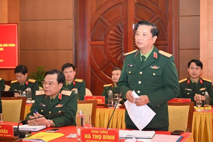 Trung tướng Hà Thọ Bình, Tư lệnh Quân khu phát biểu tại hội nghị.