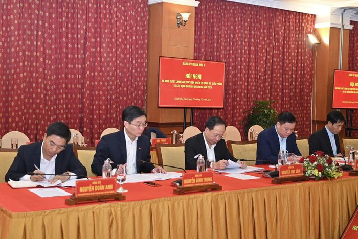 Lãnh đạo 5 tỉnh, thành phố là Đảng ủy viên Đảng ủy Quân khu dự hội nghị.