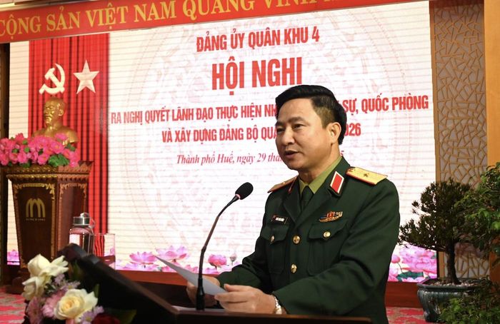 Thiếu tướng Đoàn Xuân Bường, Bí thư Đảng ủy, Chính ủy Quân khu phát biểu khai mạc hội nghị.