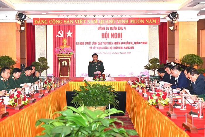 Thiếu tướng Đoàn Xuân Bường, Bí thư Đảng ủy, Chính ủy Quân khu chủ trì hội nghị.