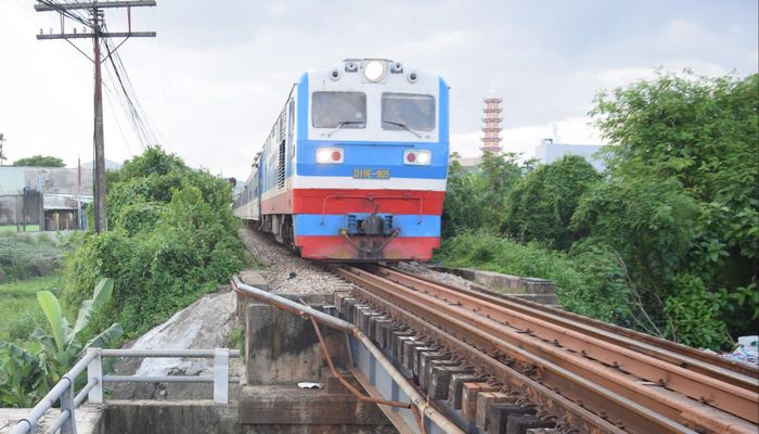 Các dự án đường sắt đô thị và khu vực phát triển đô thị theo định hướng giao thông công cộng (TOD) được tách giải phóng mặt bằng thành dự án độc lập để thực hiện trước. Trong ảnh: Tuyến đường sắt Bắc - Nam qua trung tâm thành phố sẽ được cải tạo thành đường sắt đô thị. Ảnh: HOÀNG HIỆP