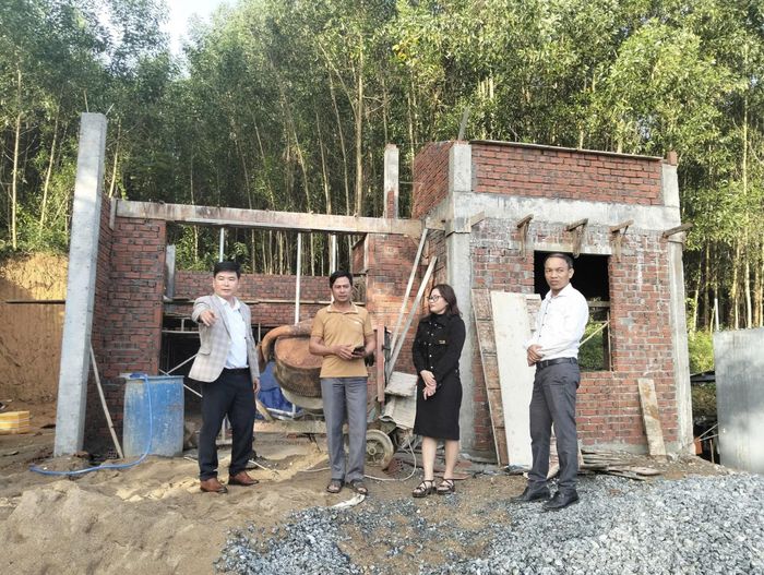 Đại diện Đảng ủy và Ủy ban MTTQ Việt Nam xã Hiệp Đức kiểm tra tiến độ thi công nhà trong "Chiến dịch Quang Trung". Ảnh: HỒNG BỘ