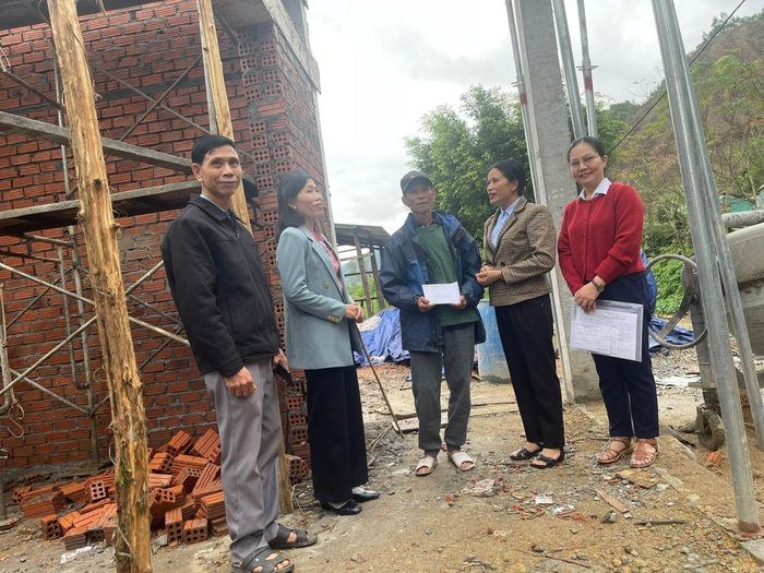Trao kinh phí hỗ trợ xây nhà cho gia đình ông Trịnh Ngọc Hùng (thôn Trà Linh Tây). Ảnh: THÚY HẰNG