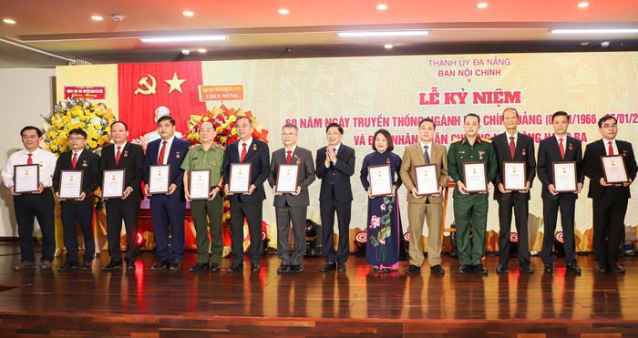 Trao kỷ niệm chương của Ban Nội chính Trung ương cho các cá nhân. Ảnh: NGỌC PHÚ