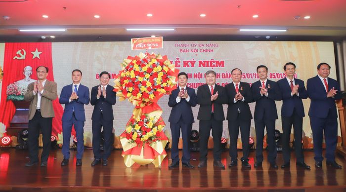 Lãnh đạo Ban Nội chính Trung ương tặng hoa chúc mừng Ban Nội chính Thành ủy. Ảnh: NGỌC PHÚ