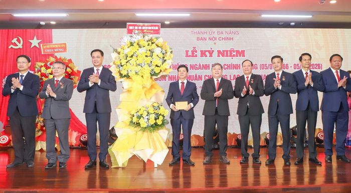 Lãnh đạo thành phố tặng hoa của Thành ủy, HĐND, UBND, Ủy ban MTTQ Việt Nam thành phố chúc mừng Ban Nội chính Thành ủy. Ảnh: NGỌC PHÚ