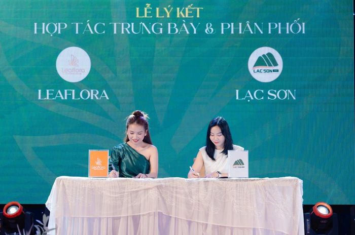 Đại diện HTX Nông nghiệp Lạc Sơn (bên phải) ký kết hợp tác trưng bày và phân phối sản phẩm với đối tác vào tháng 8/2025. Ảnh: PHAN VINH