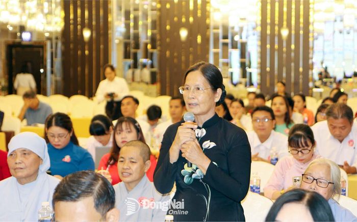 Bà Nguyễn Thị Hồng, Giám đốc Cơ sở trợ giúp xã hội Hòa Hảo (xã Nhơn Trạch) phát biểu ý kiến tại hội nghị. Ảnh: Văn Truyên